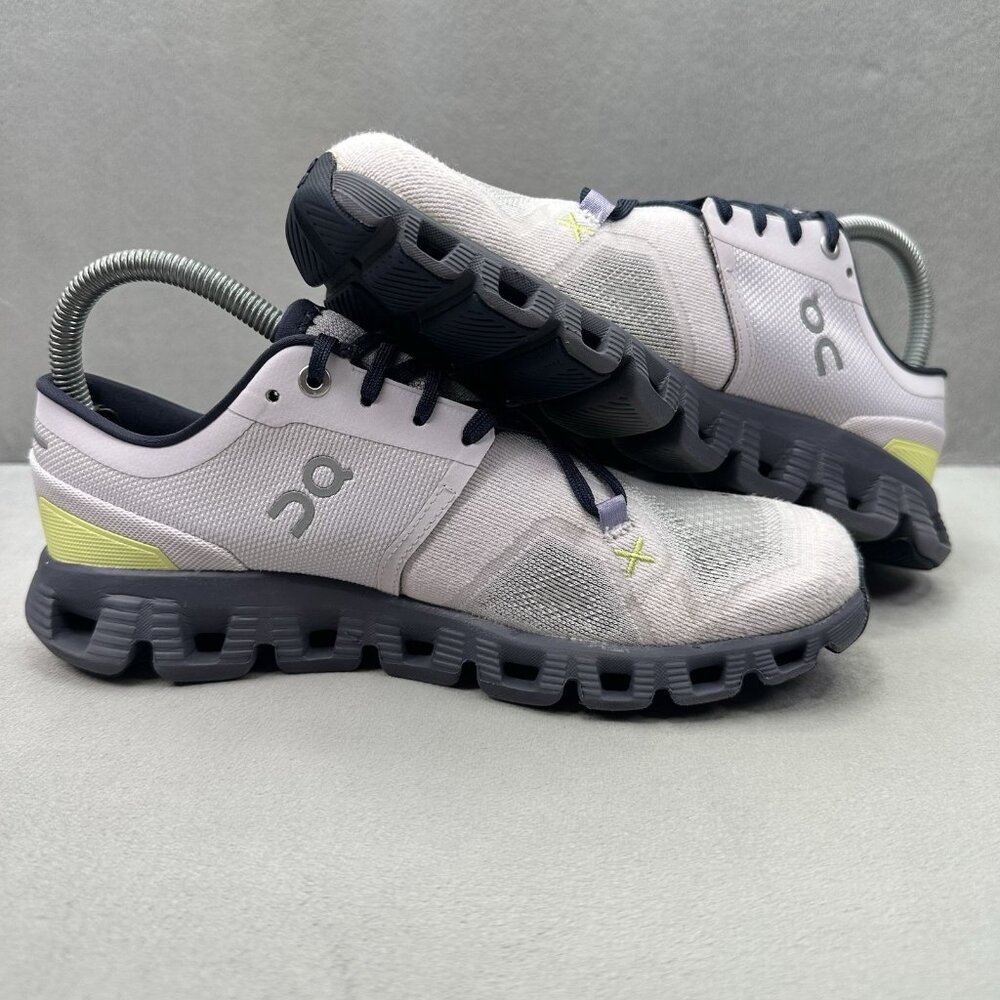 On Running Women's Light Purple and Black Cloudswift Athletic Shoes - Picture 6 of 9